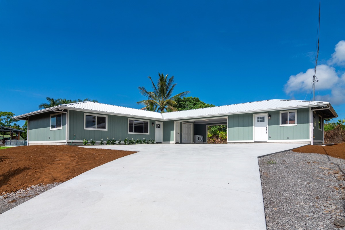 New 2025 four-bedroom flag-lot home on Manono Street, Hilo