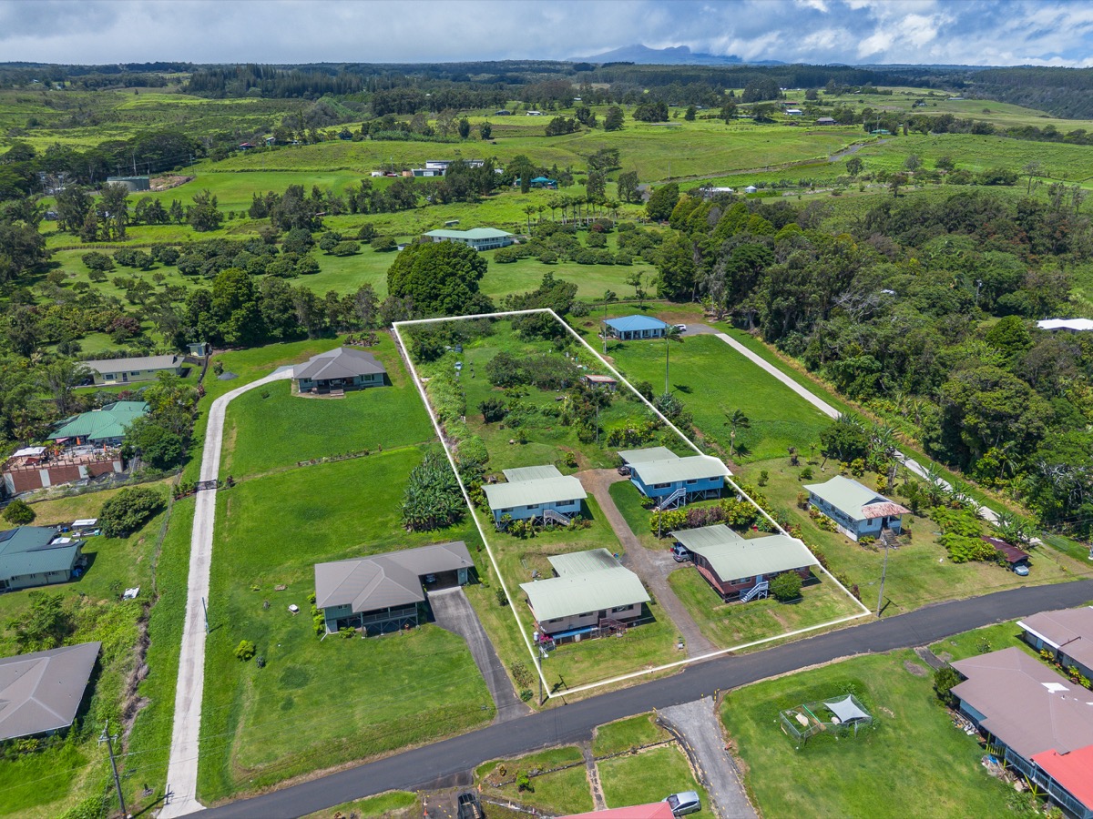 Four single-family homes on one 1.55-acre parcel in Manowaiopae Homesteads, Laupāhoehoe
