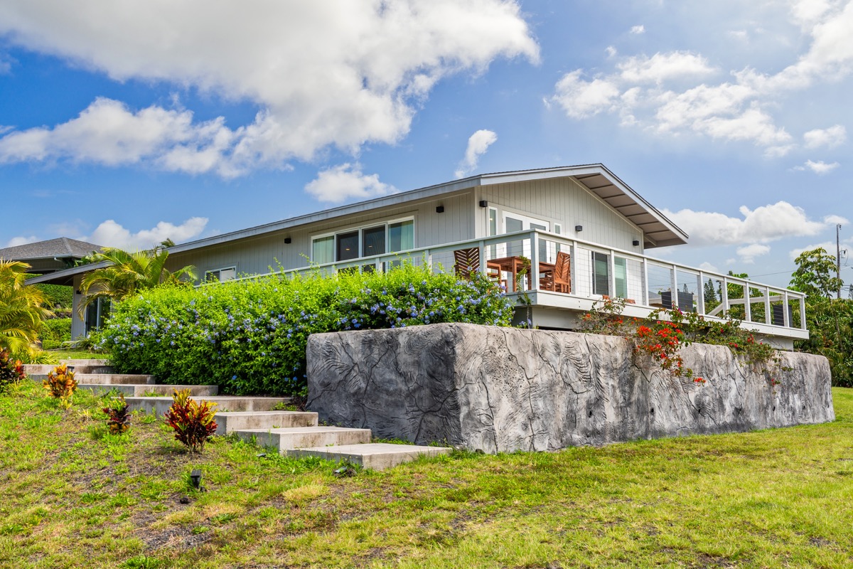 Contemporary 2022 home with ocean views in Discovery Harbour, Nāʻālehu