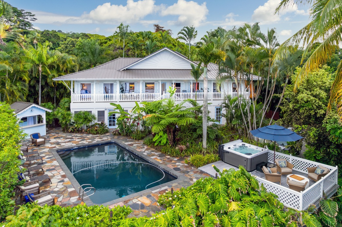 Gated plantation-style estate on the slopes of Holualoa with coastline views, North Kona