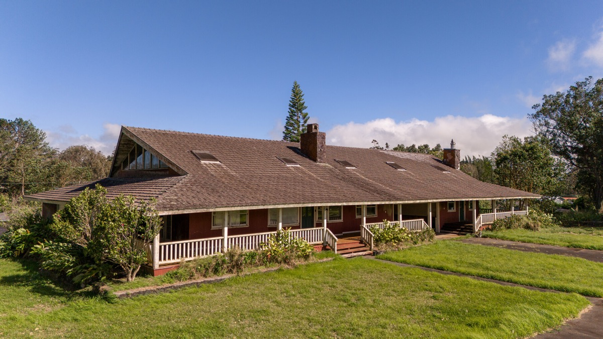 Large 1982 estate home on 1.47 acres with pastoral views in Puukapu Homesteads, Kamuela